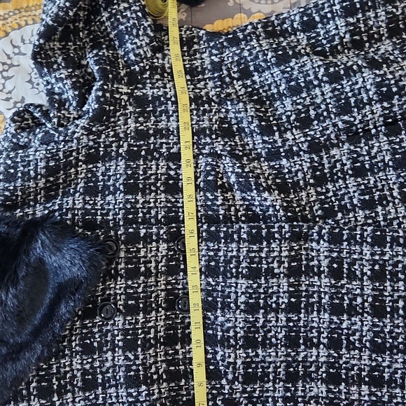 Gorgeous Ladies Winter Coat, Houndstooth with Beautiful Black Faux Fur - Picture 11 of 11